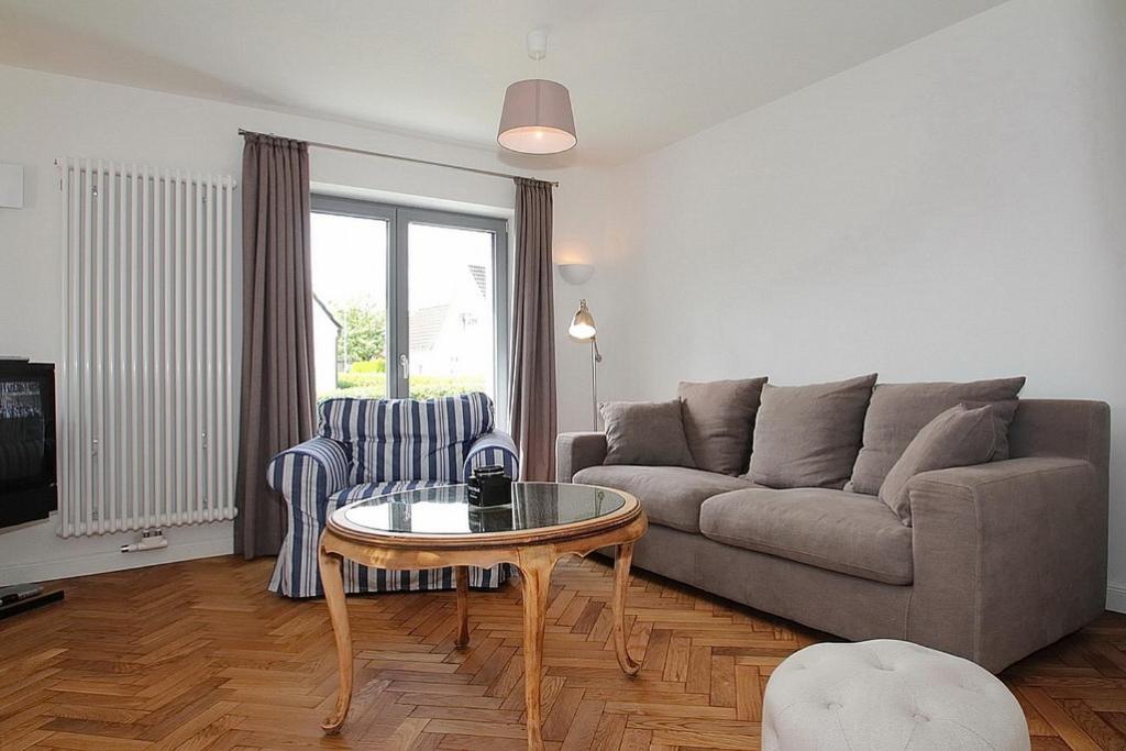 a living room with a couch and a table at Ferienhaus Wohrbarg Ferienhaus Wohrbarg in Timmendorfer Strand