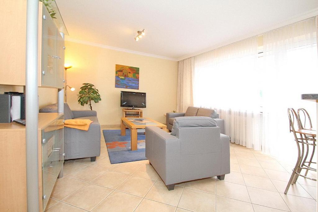 un soggiorno con divano e TV di Ferienanlage Poststraße 34 Ferienanlage Poststr 34 Appartement 2 a Timmendorfer Strand