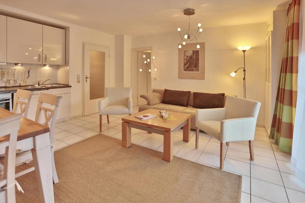 een woonkamer met een bank en een tafel bij Haus Parkblick Parkblick Appartement 1 in Scharbeutz