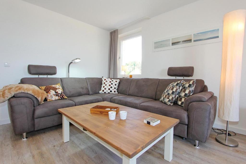 uma sala de estar com um sofá e uma mesa de centro em Feriendomizil Strandblick Feriendomizil Strandblick Appartement 3 MeerStrand em Haffkrug