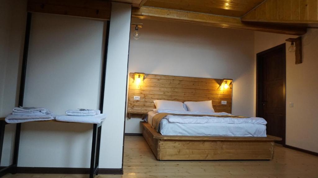Postel nebo postele na pokoji v ubytování Mansarda Kazbegi