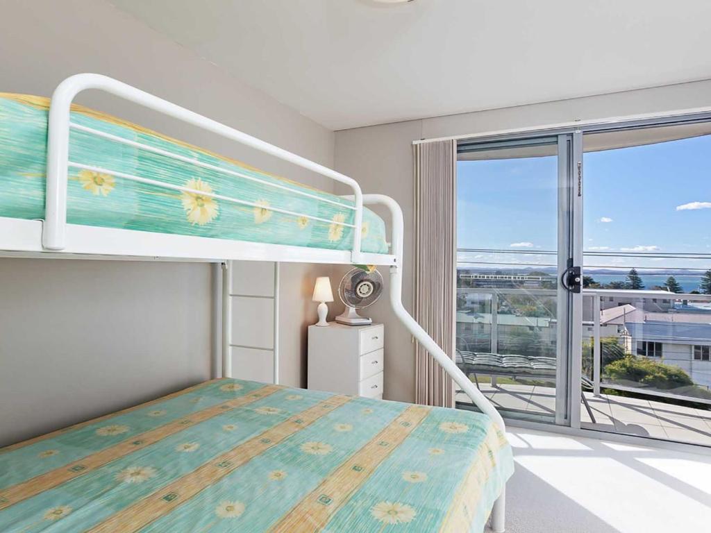 Postel nebo postele na pokoji v ubytování Bayview Apartments, 11,42 Stockton Street - Three bedroom unit In the heart of town with air con, lift and secure parking