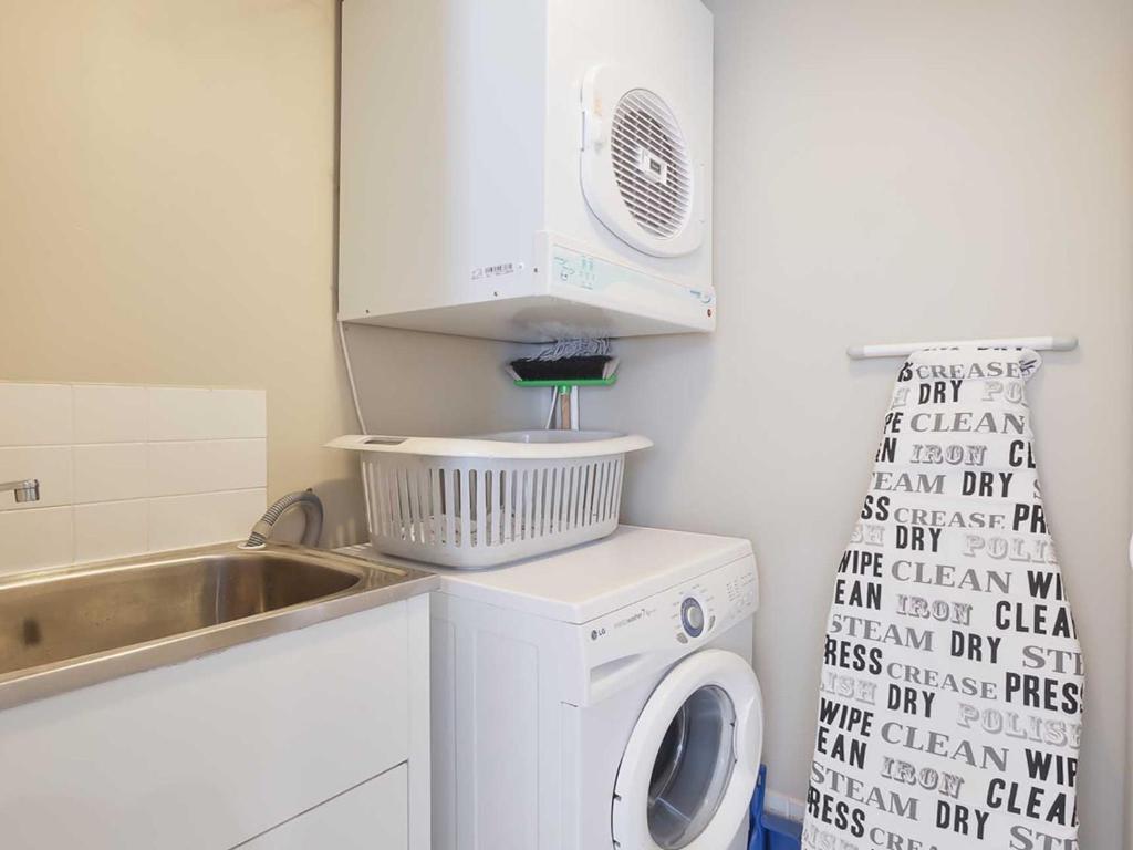 Fotografie z fotogalerie ubytování Bayview Apartments, 11,42 Stockton Street - Three bedroom unit In the heart of town with air con, lift and secure parking v destinaci Nelson Bay