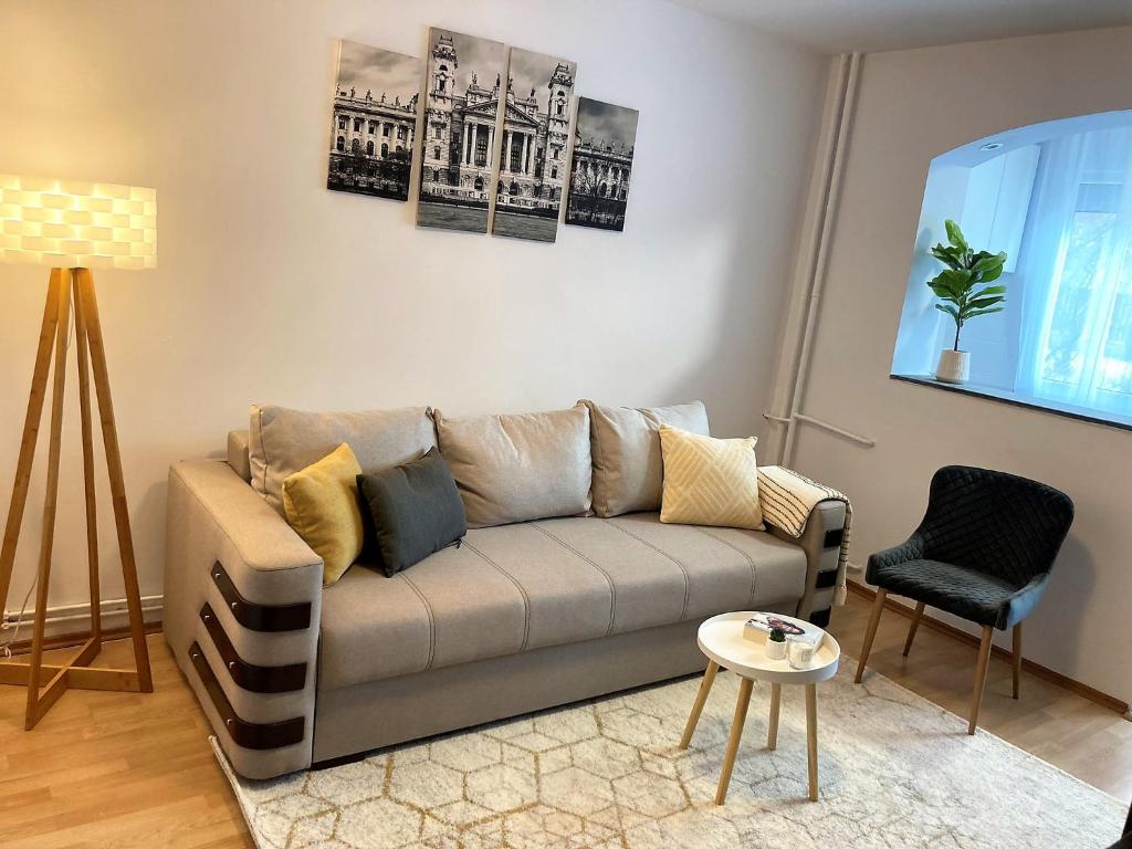 sala de estar con sofá y mesa en Lovely apartment in a quiet area en Cluj-Napoca