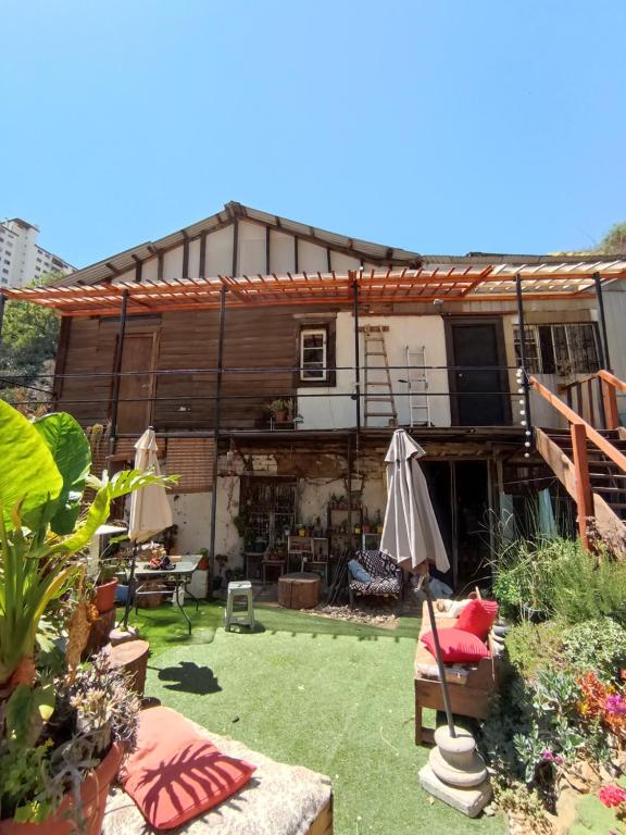 una casa con un jardín delante de ella en Selva Hospedaje en Valparaíso