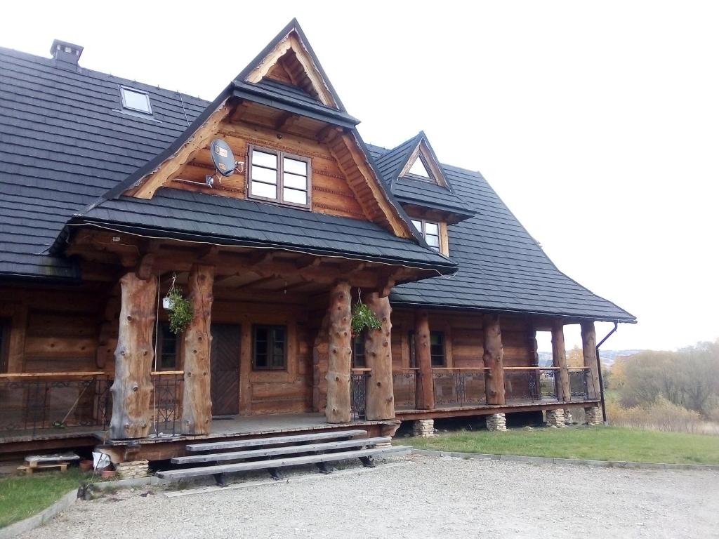 eine Blockhütte mit einem Gamerleich-Dach in der Unterkunft Chochlik in Ustrzyki Dolne