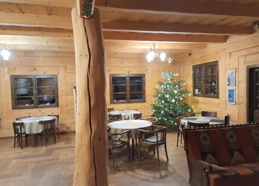 Reštaurácia alebo iné gastronomické zariadenie v ubytovaní Chochlik