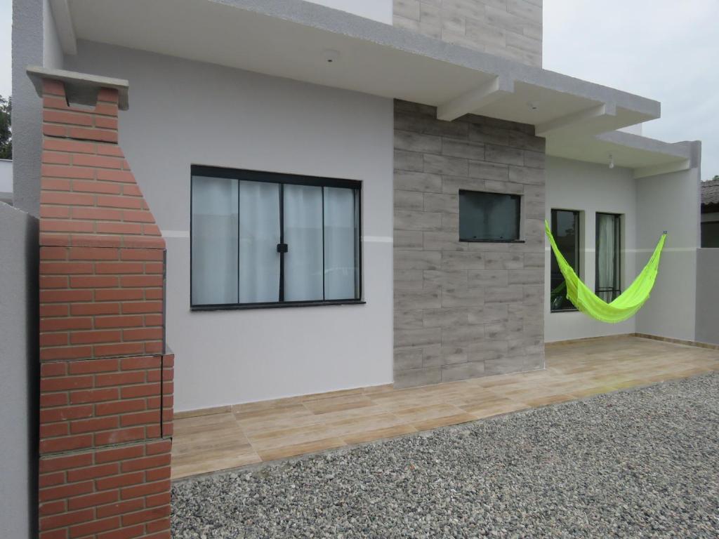 a rendering of a house with a green at Casa do amor, vc pode ir andando até a praia in Itapoa