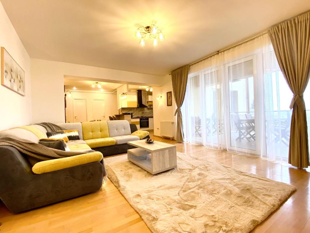ブラショヴにあるAvram Iancu Apartmentのリビングルーム(ソファ、テーブル付)