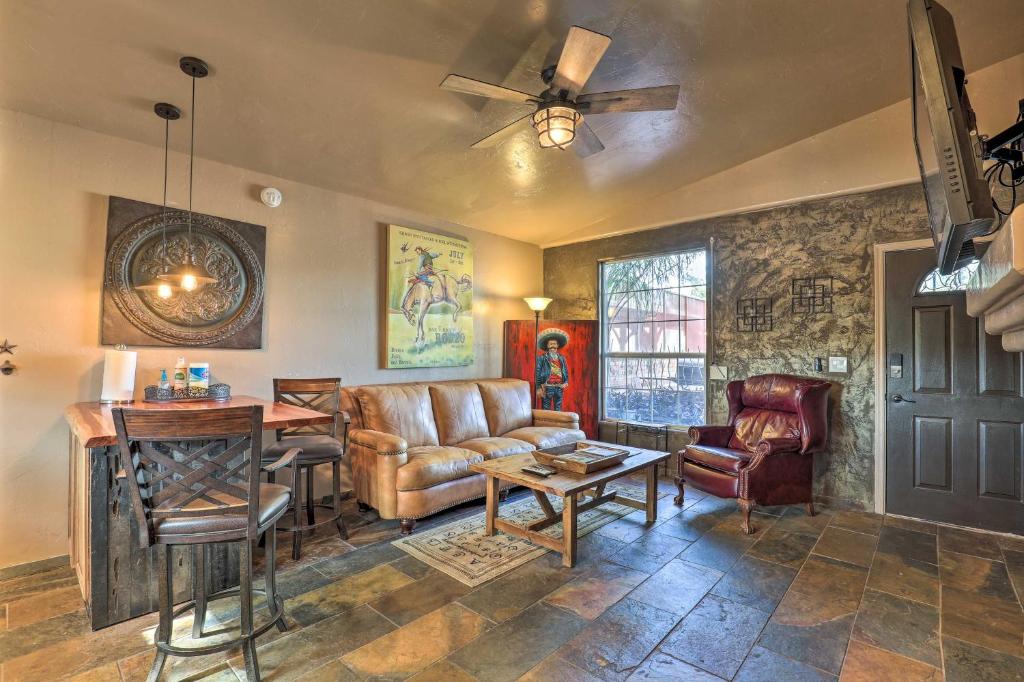 Il comprend un salon doté d'un mobilier en cuir et d'un ventilateur de plafond. dans l'établissement Tucson Home with Porch and Lavish Yard Near Trail Heads, à Tucson