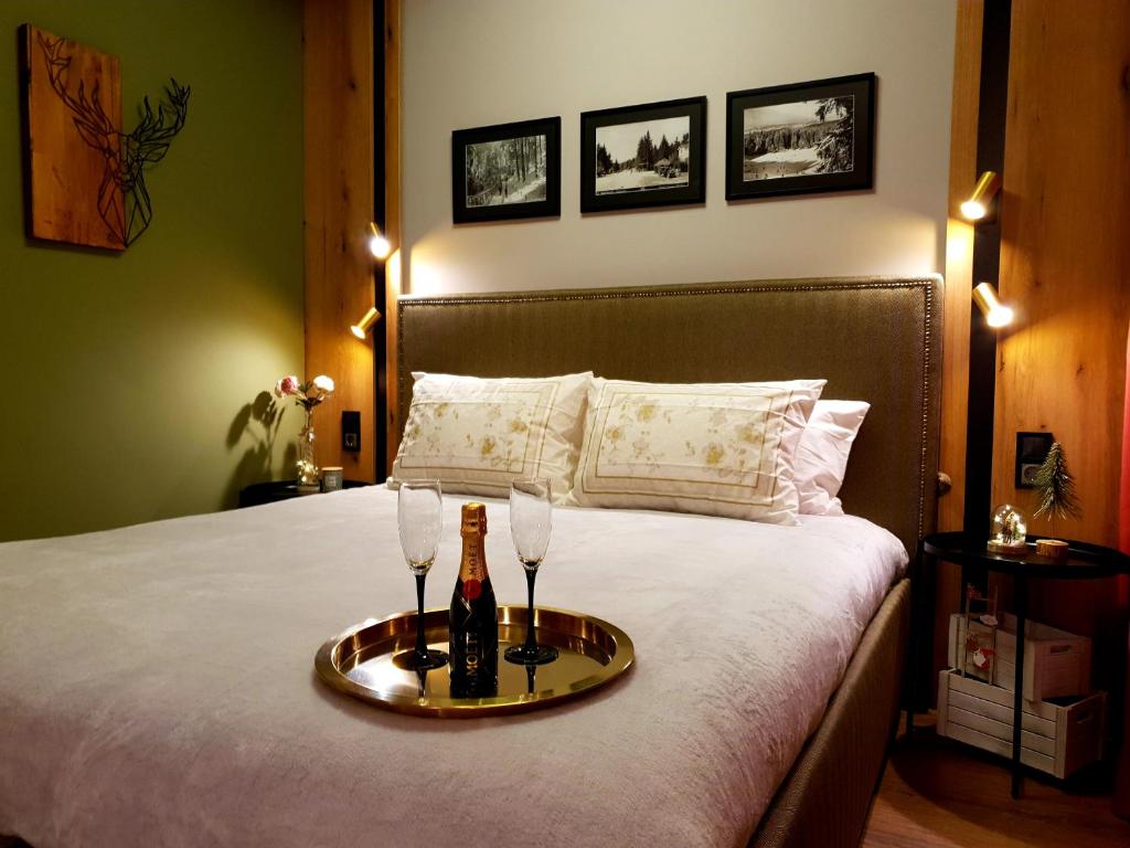 Postel nebo postele na pokoji v ubytování Pinewood ANG luxurious apartment A32
