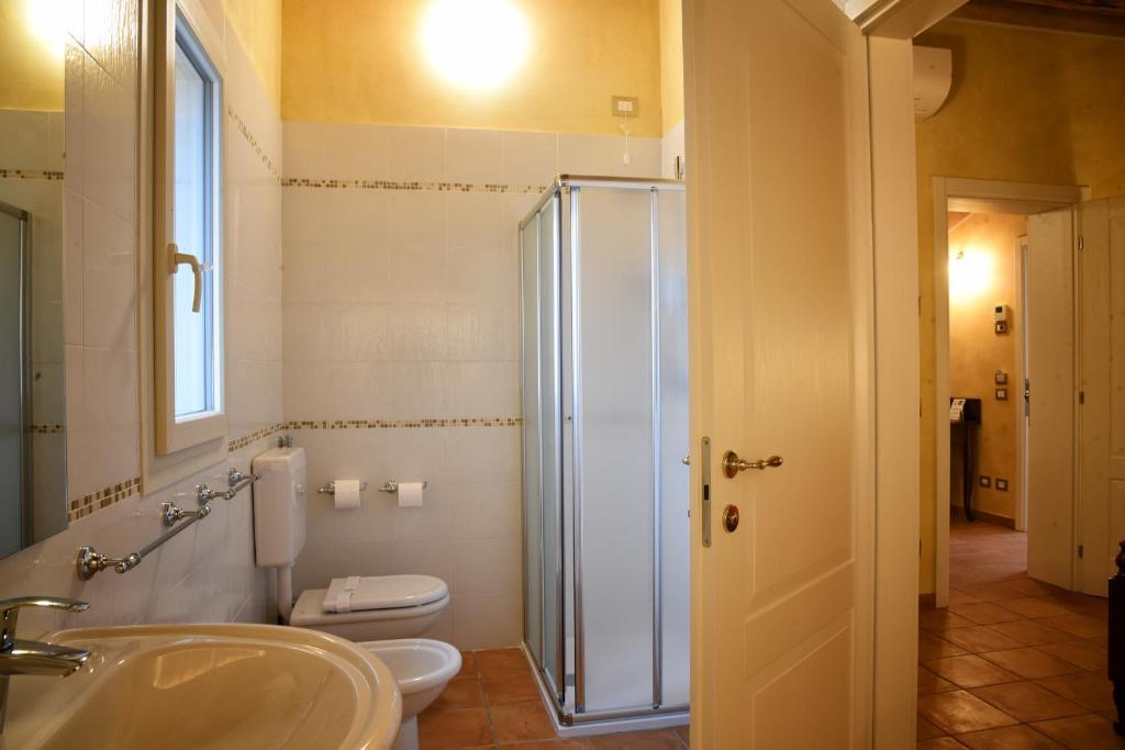 un bagno con doccia, WC e lavandino di Agriturismo Corte Benetti a Rovigo