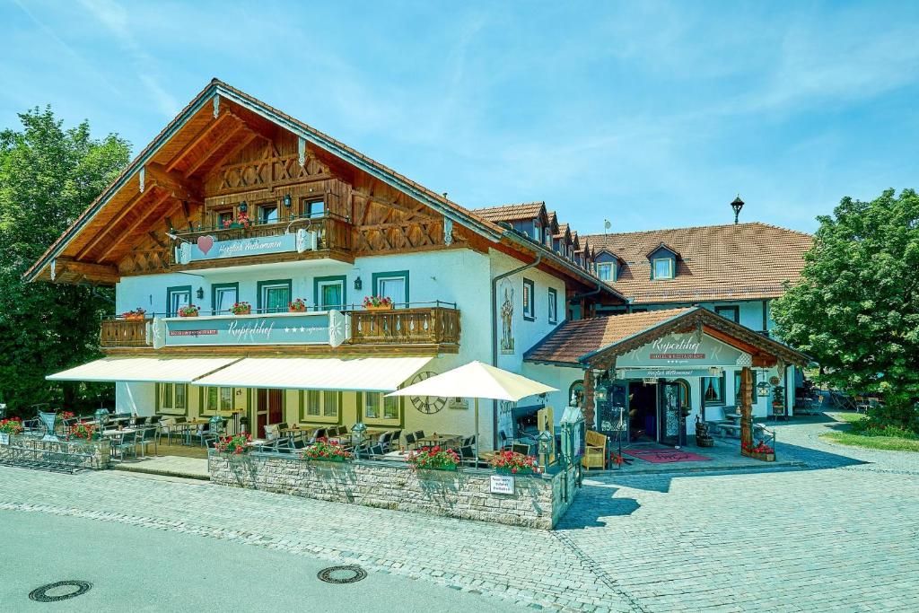 un gran edificio con un restaurante enfrente en Hotel Rupertihof, en Ainring