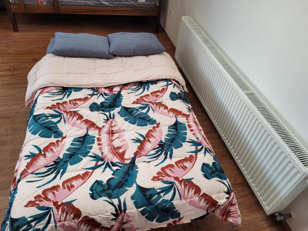 Una cama o camas en una habitación de Cabañas Pidén