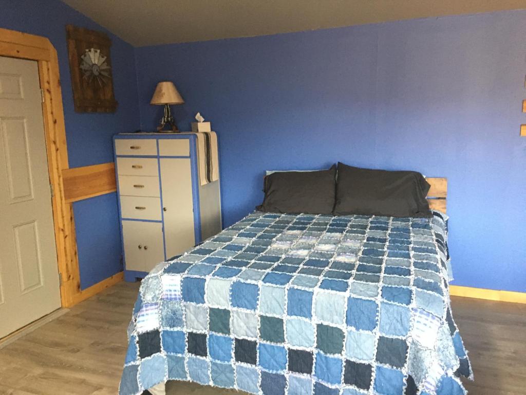 Un pat sau paturi într-o cameră la KMJ Rentals