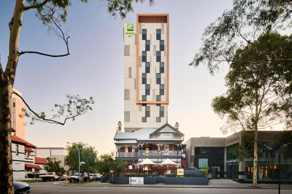 un hotel con un edificio alto en medio de una calle en Holiday Inn West Perth, an IHG Hotel, en Perth