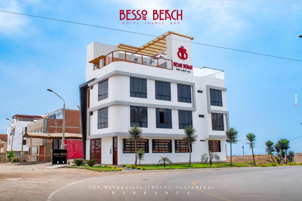 巴蘭卡的住宿－Besso Beach Hotel，街道边的白色建筑
