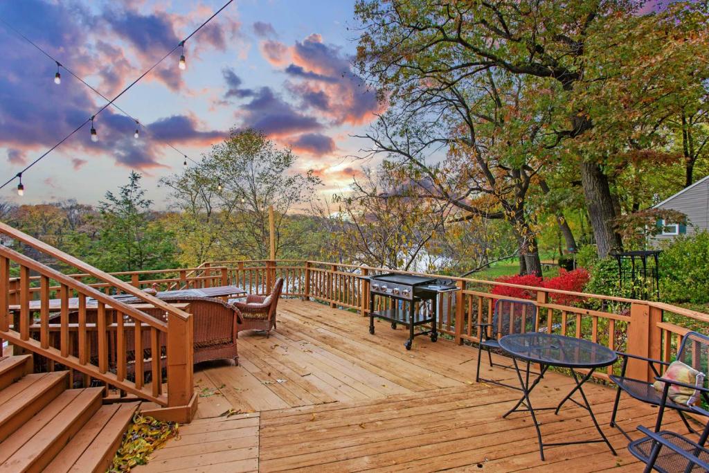 una terrazza in legno con tavolo e sedie. di Kankakee River Sanctuary a Kankakee