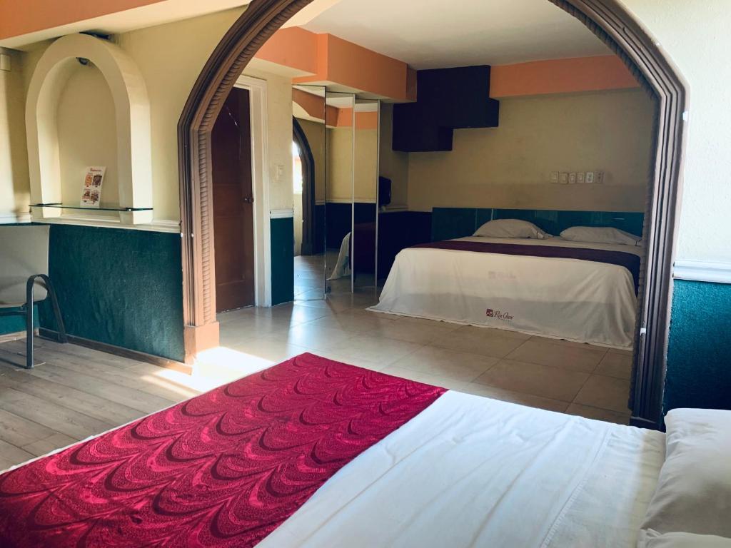 En eller flere senger på et rom på Hotel Rio Inn