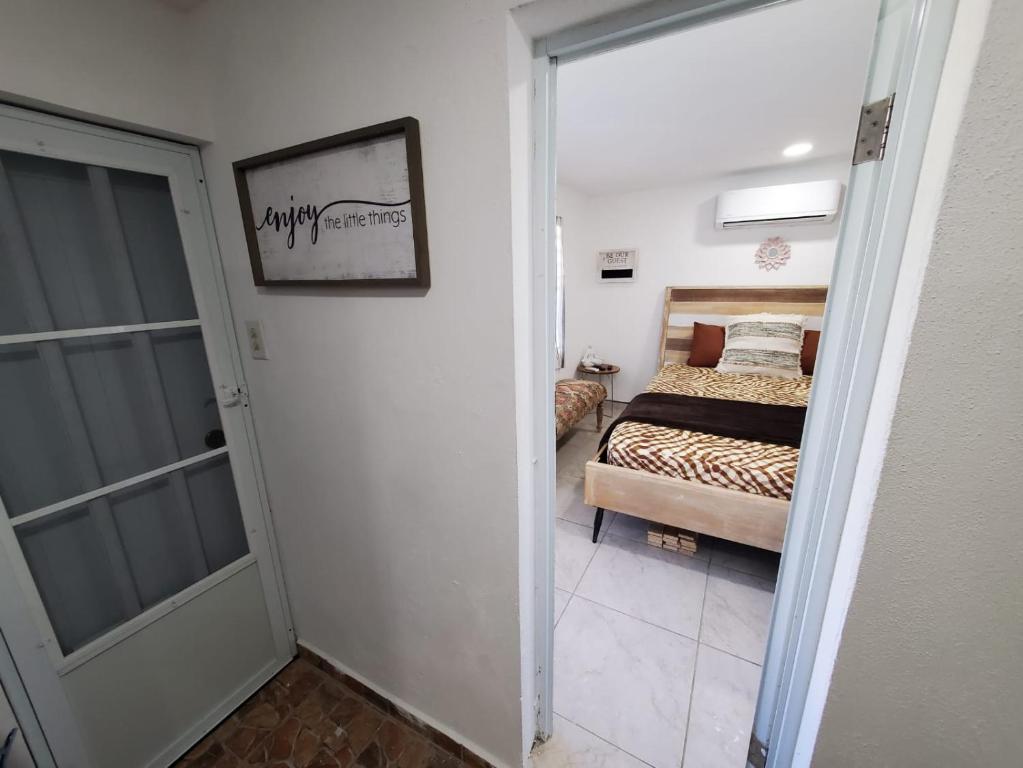 Postel nebo postele na pokoji v ubytování Aguadilla Breeze apt in gated complex 8 minute walk to Crashboat beach