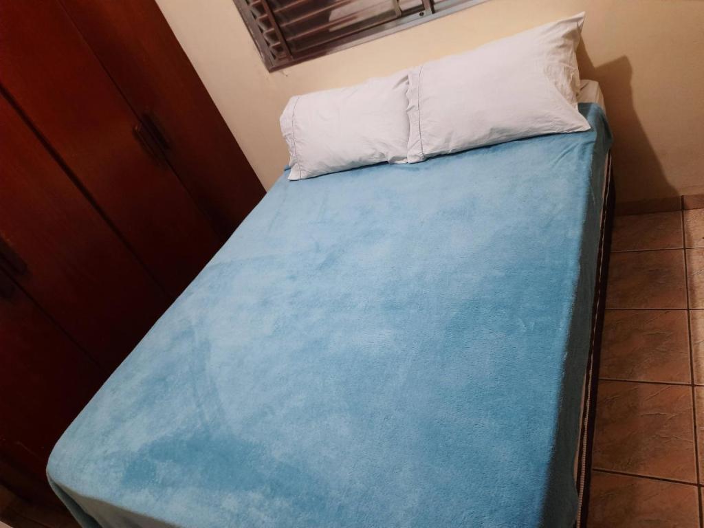 Ein Bett oder Betten in einem Zimmer der Unterkunft Suíte confortável
