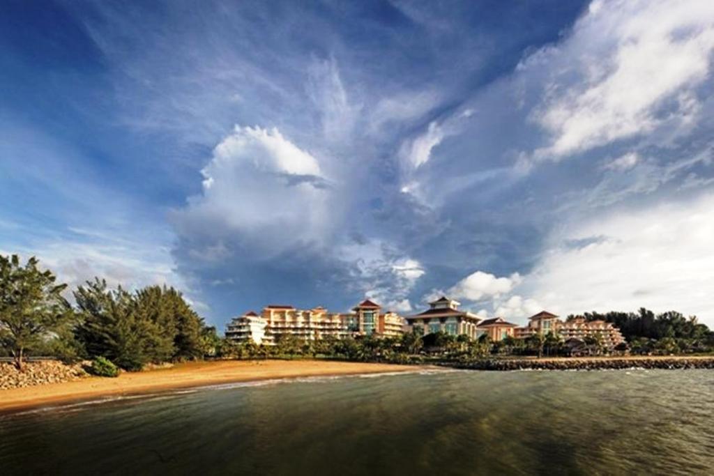Blick auf ein Resort am Strand mit Gebäuden in der Unterkunft The Empire Brunei in Bandar Seri Begawan