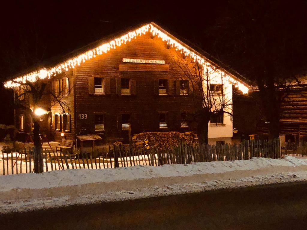 ein Haus mit Weihnachtslichtern darüber in der Unterkunft Ferienhaus Kathrili Gaschurn in Gaschurn