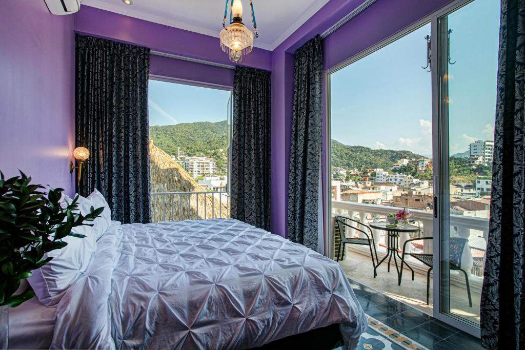 Nespecifikovaný výhled na hory nebo výhled na hory při pohledu z hotelu
