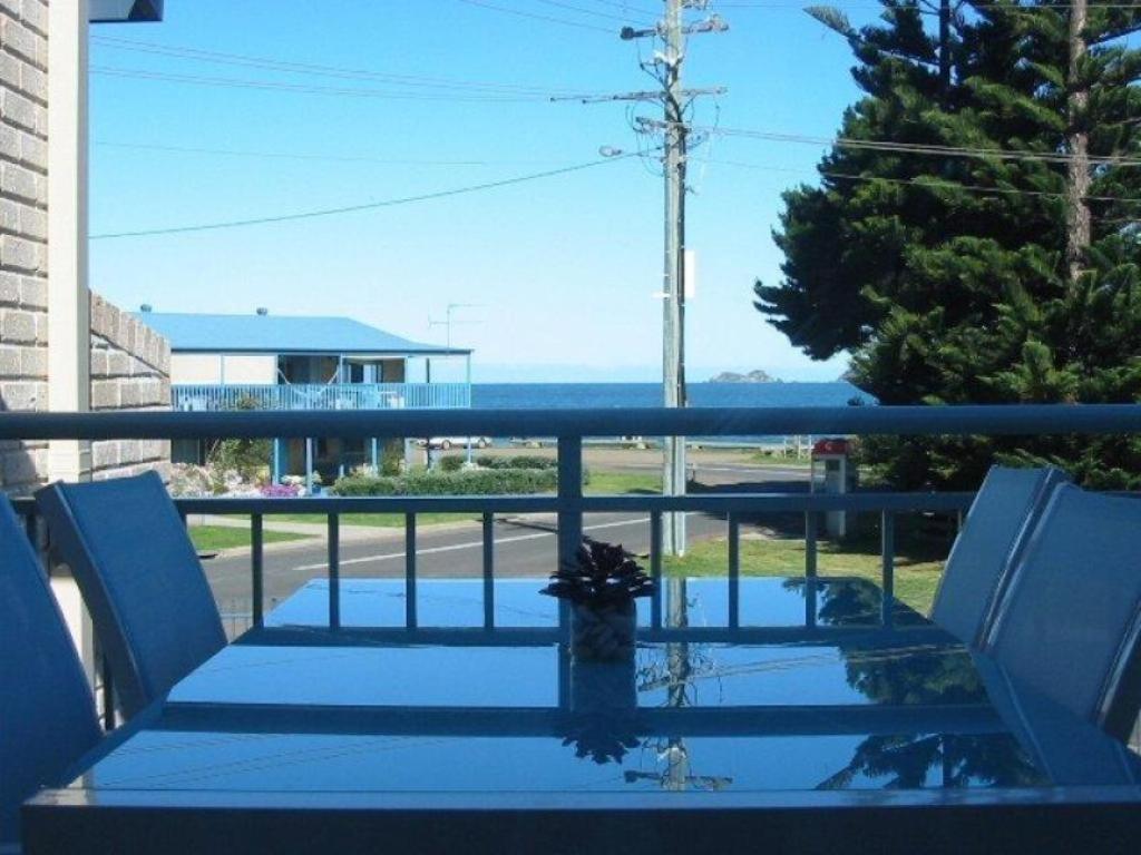 einen Tisch auf einem Balkon mit Meerblick in der Unterkunft Sandy Place on Long Beach in Long Beach