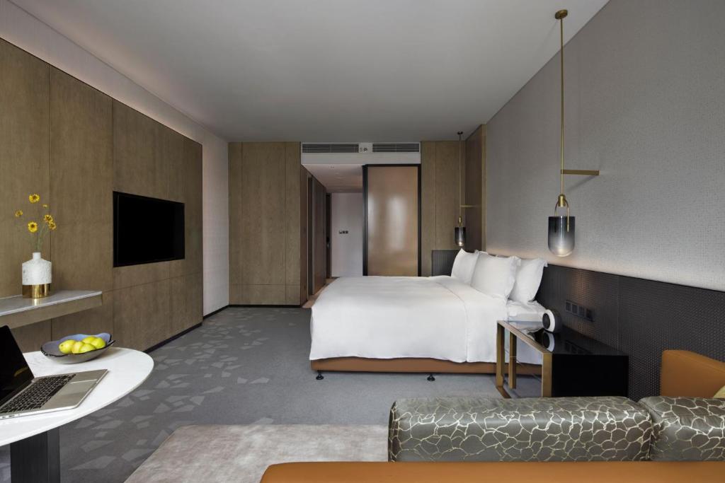 Postel nebo postele na pokoji v ubytování InterContinental Foshan DongPing