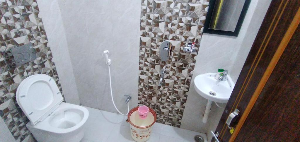 a bathroom with a toilet and a sink at Bimala Hotel in Rānchī