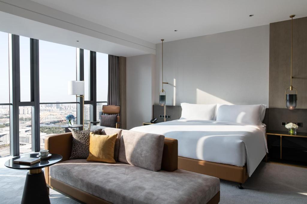 Postel nebo postele na pokoji v ubytování InterContinental Foshan DongPing