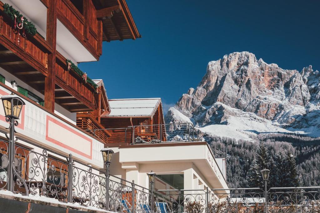 Nespecifikovaný výhled na hory nebo výhled na hory při pohledu z hotelu