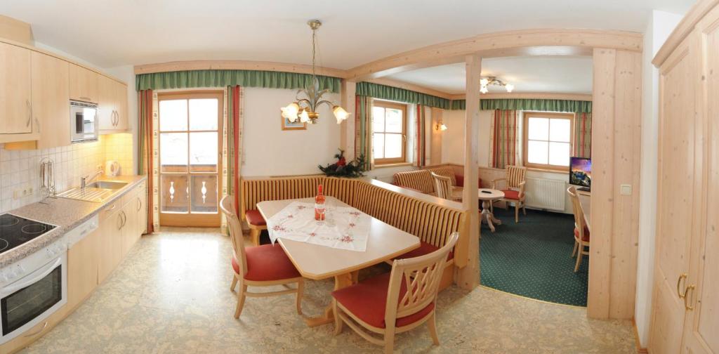 Kuchyň nebo kuchyňský kout v ubytování Riederhof