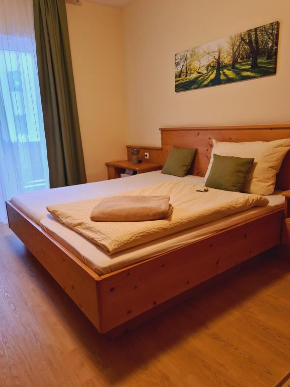 A bed or beds in a room at Frühstückspension Klein und Fein