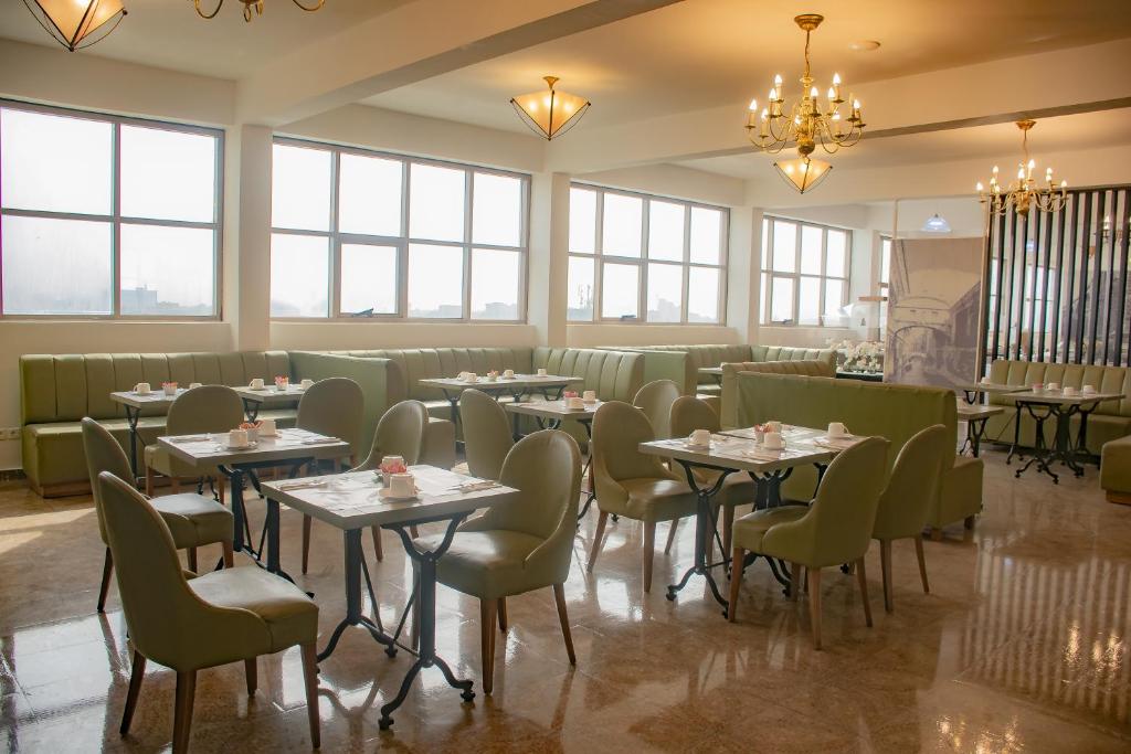 Restaurace v ubytování FAYA Hotel