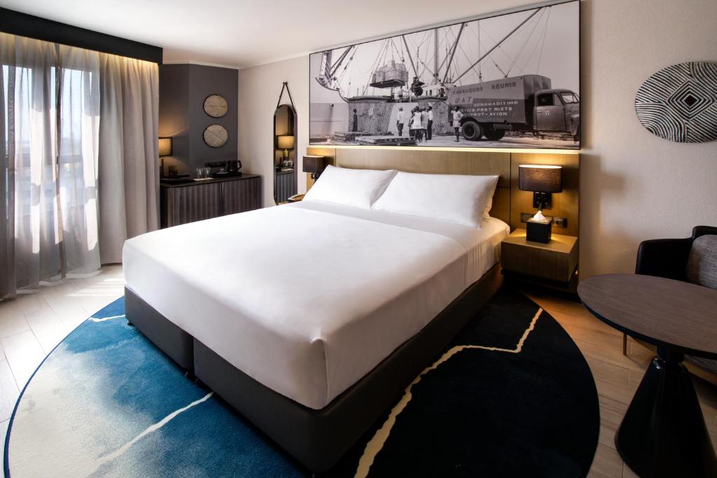 K Hotel Douala tesisinde bir odada yatak veya yataklar