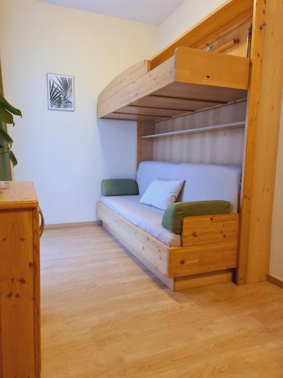 A bed or beds in a room at Frühstückspension Klein und Fein