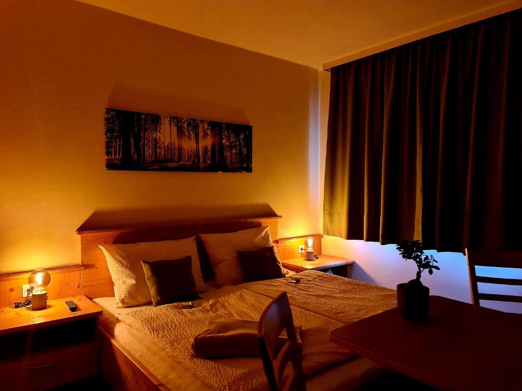A bed or beds in a room at Frühstückspension Klein und Fein