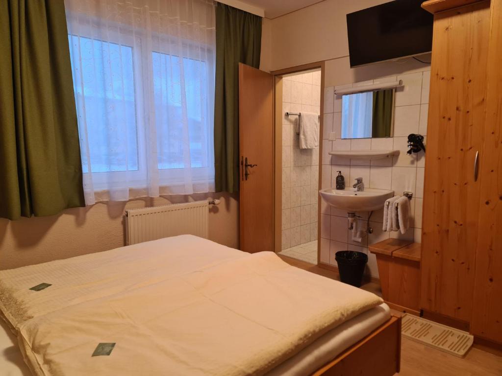 A bed or beds in a room at Frühstückspension Klein und Fein