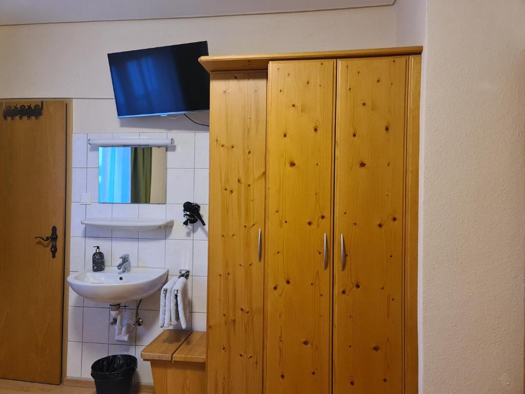 A bathroom at Frühstückspension Klein und Fein