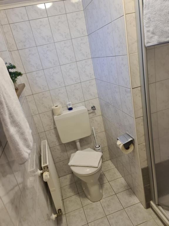 A bathroom at Frühstückspension Klein und Fein