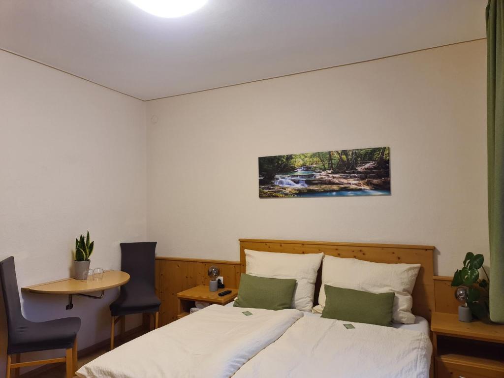 A bed or beds in a room at Frühstückspension Klein und Fein