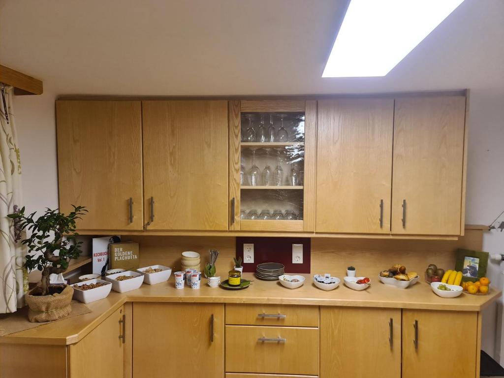 A kitchen or kitchenette at Frühstückspension Klein und Fein