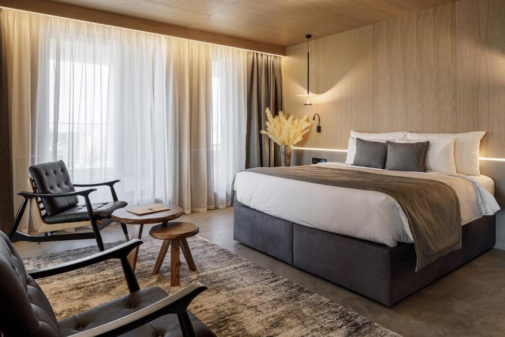 מיטה או מיטות בחדר ב-Qosmo Brasov Hotel