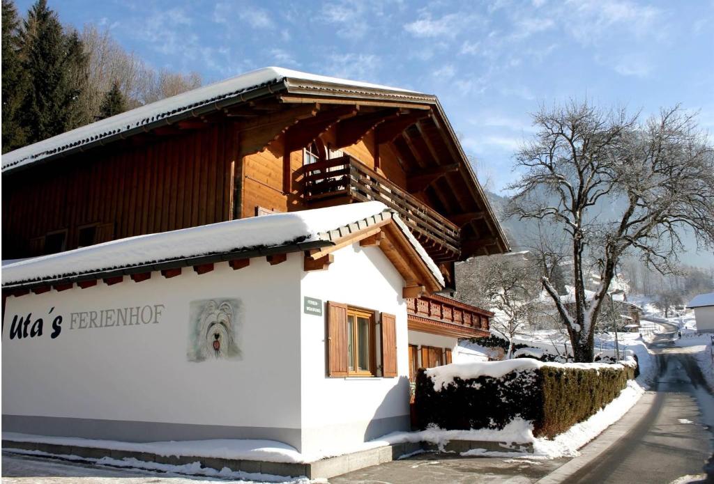 ザンクト・ガレンキルヒにあるUtas Ferienhofの雪屋根の建物
