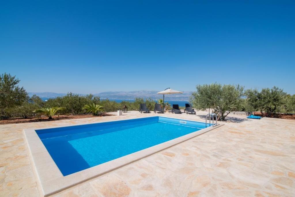 - une piscine dans une villa avec vue dans l'établissement Holiday Home My Summer House, à Supetar