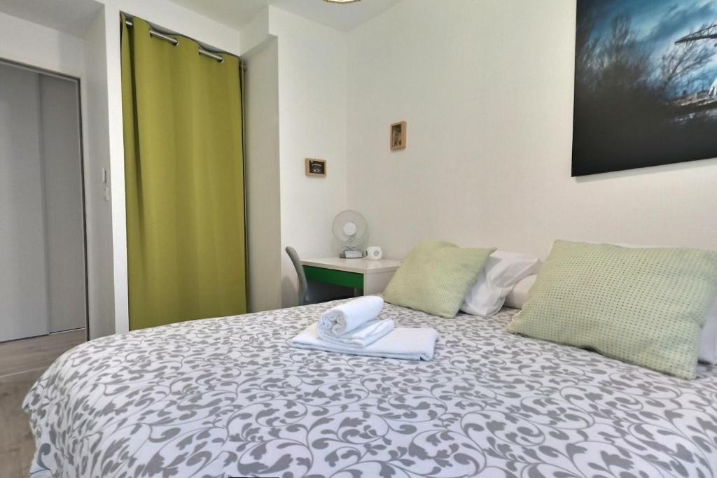 Un dormitorio con una cama con una toalla. en Nant'Sud Loire, en Nantes
