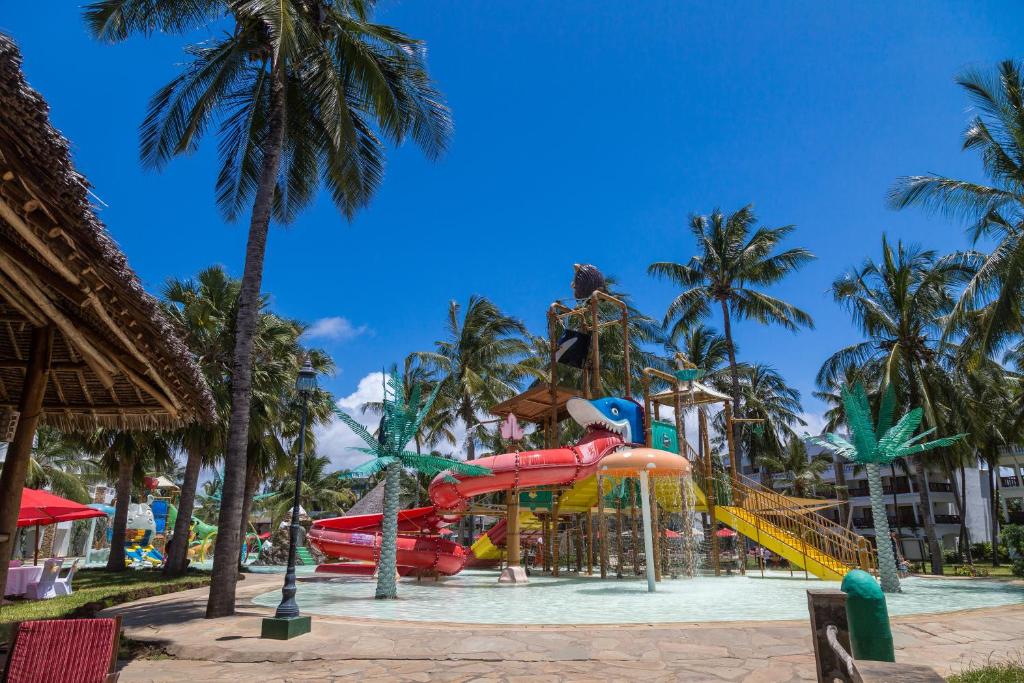 Bazén v ubytování PrideInn Paradise Beach Resort & Spa Mombasa nebo v jeho okolí