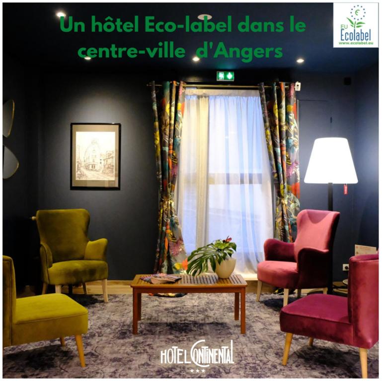 - un salon avec des chaises, une table et une fenêtre dans l'établissement Hotel Continental, à Angers